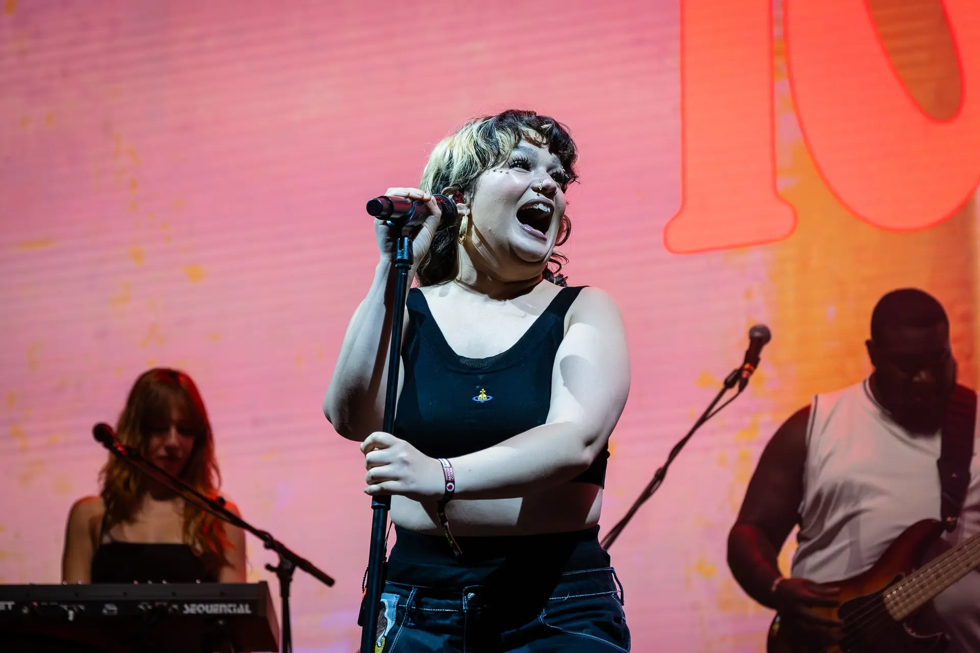 “Isto é de loucos, vou viver em Portugal”: Lola Young, uma estrela 'Messy', gente como a gente no Vodafone Paredes de Coura