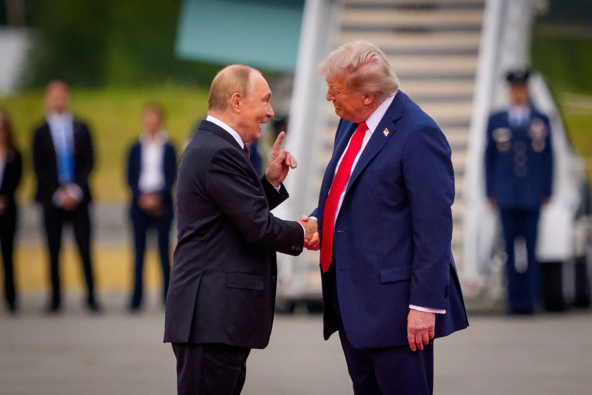 Trump e Putin trocam longo aperto de mão e seguem juntos para cimeira