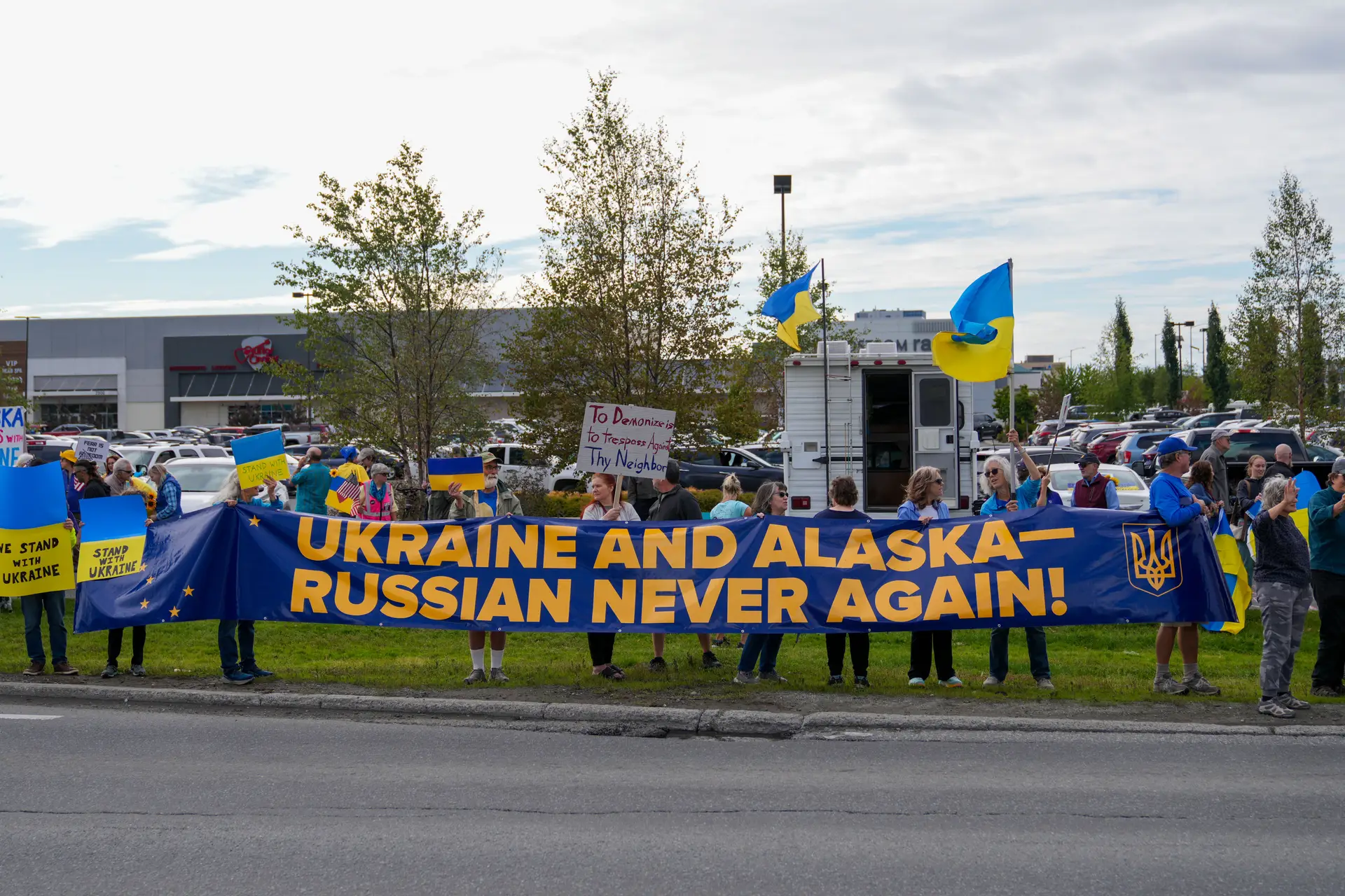 Manifestações pró-Ucrânia em Anchorage, Alasca, na véspera do encontro entre Putin e Trump
