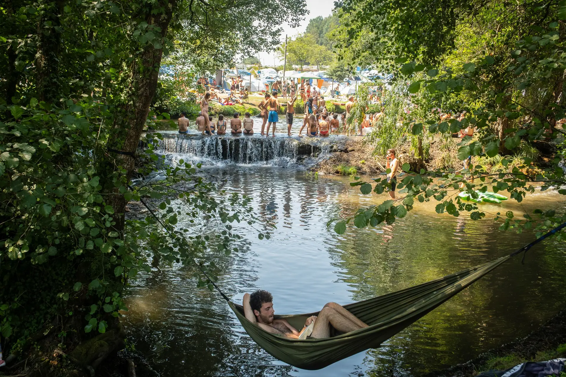 Vodafone Paredes de Coura: demos um mergulho no rio onde até as bandas molham os pés e recordámos “30 macacos com pés de milho”
