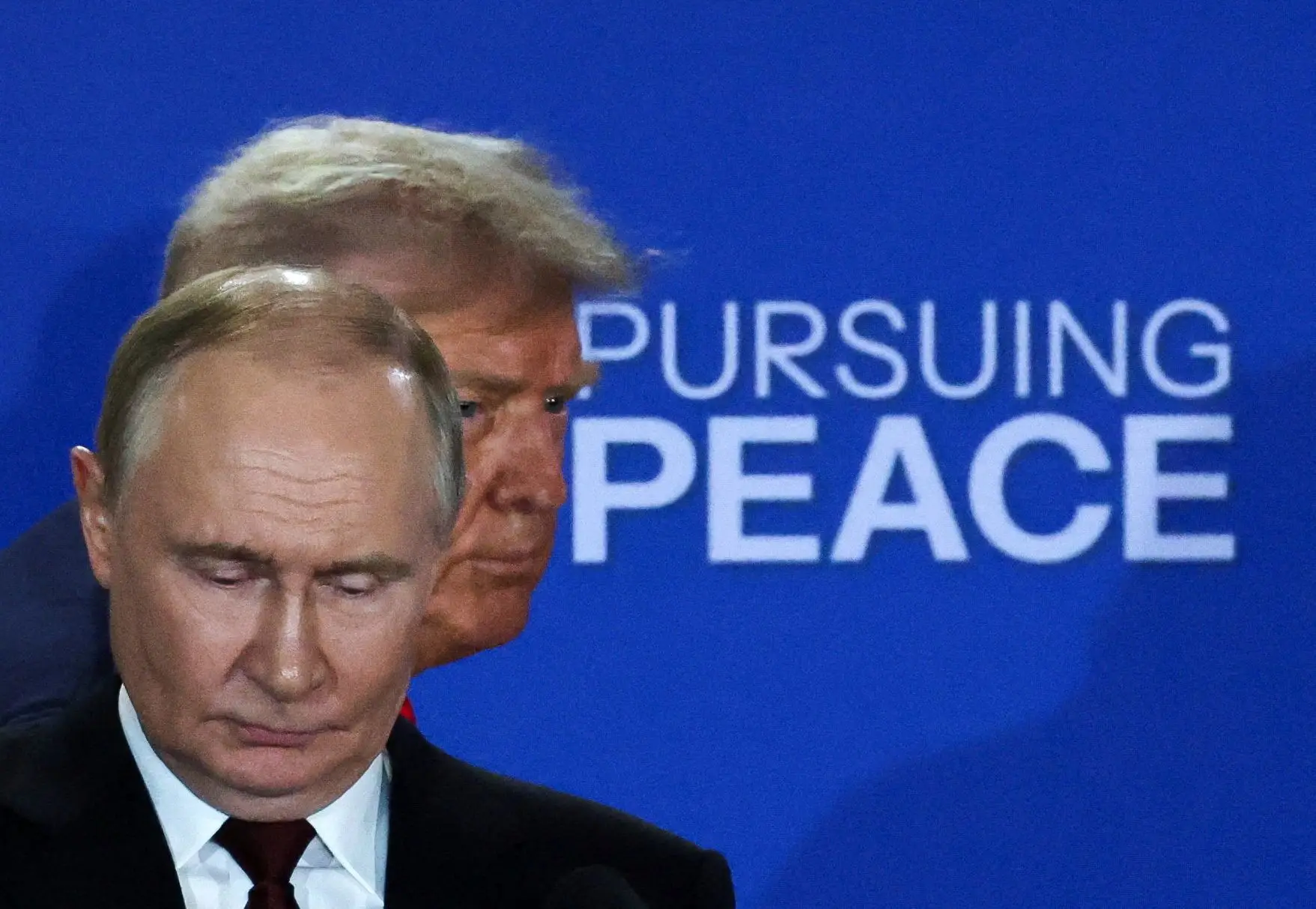 Vladimir Putin e Donald Trump, na cimeira do Alasca, a 15 de agosto