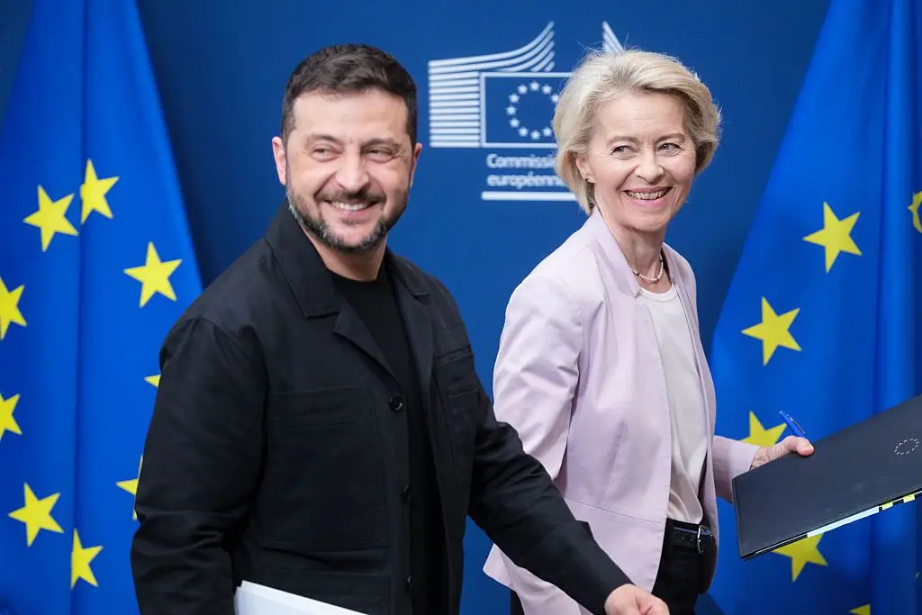 Volodymyr Zelensky (Presidente da Ucrânia) e Ursula von der Leyen (presidente da Comissão Europeia), em Bruxelas