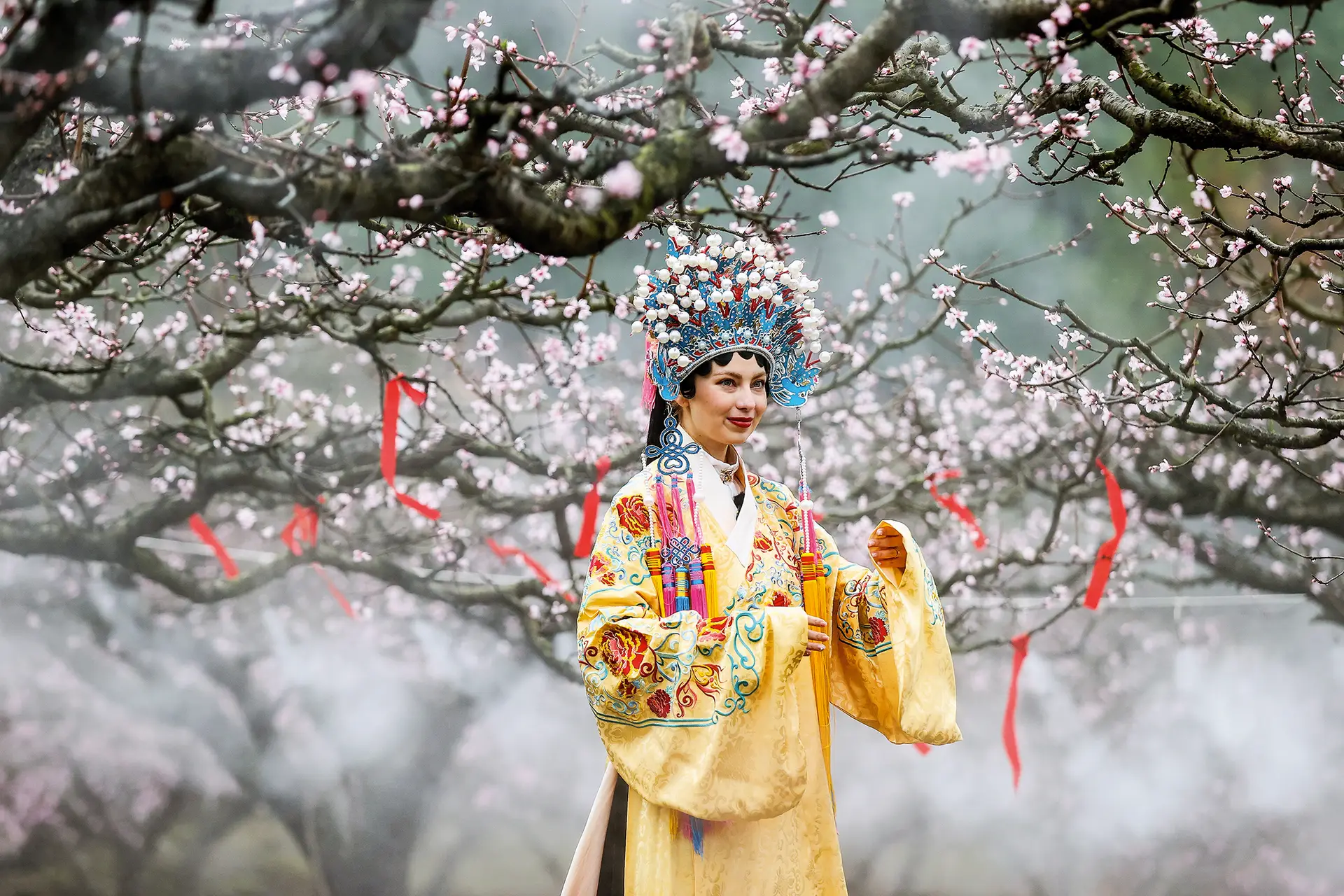 Pessegueiros em flor na China rural. Can Xue convoca a imortalidade associada aos pêssegos, tal como vertida num texto clássico da literatura chinesa do século XVI, “Viagem ao Oeste”, onde há uma região designada por “Fronteira”