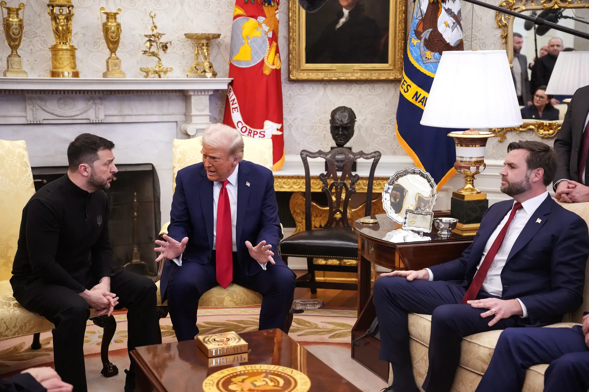 Presidente ucraniano Volodymyr Zelensky com o Presidente dos Estados Unidos, Donald Trump e o Vice-Presidente norte-americano, J.D. Vance
