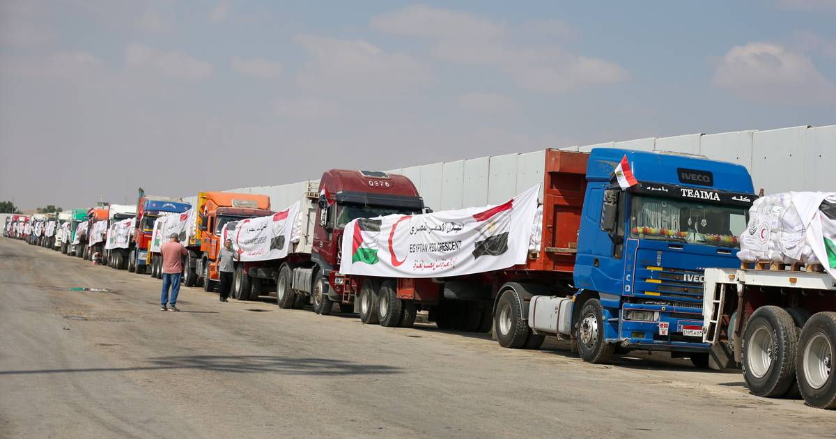 Ajuda humanitária começa a entrar em Gaza a partir do Egito