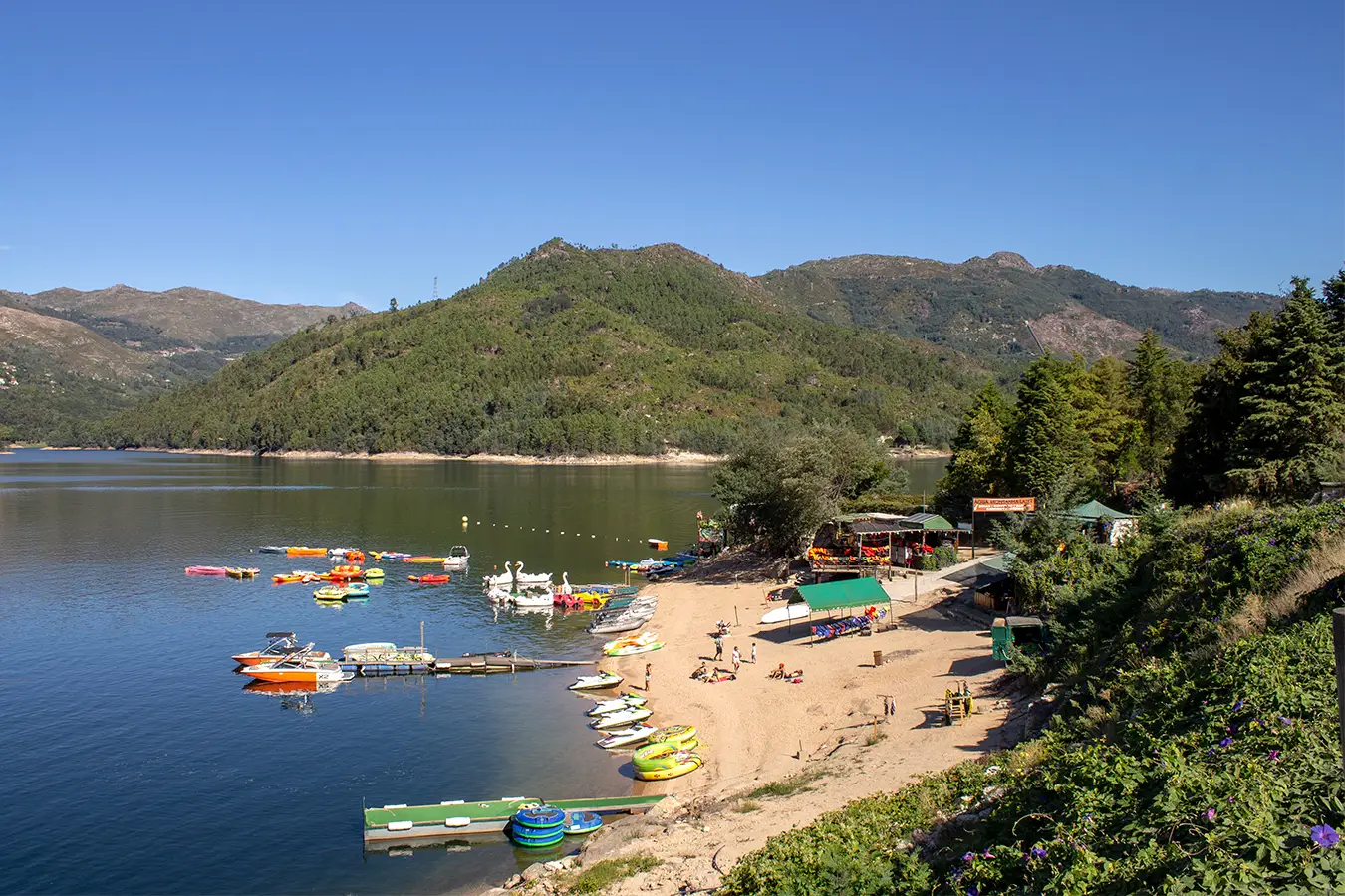 Roteiro de praias e cascatas para mergulhar na natureza com partida em Caldas do Gerês