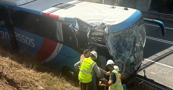 IP3: acidente entre autocarro da Rede Expressos, ligeiro e ambulância provocou um morto e 31 feridos ligeiros