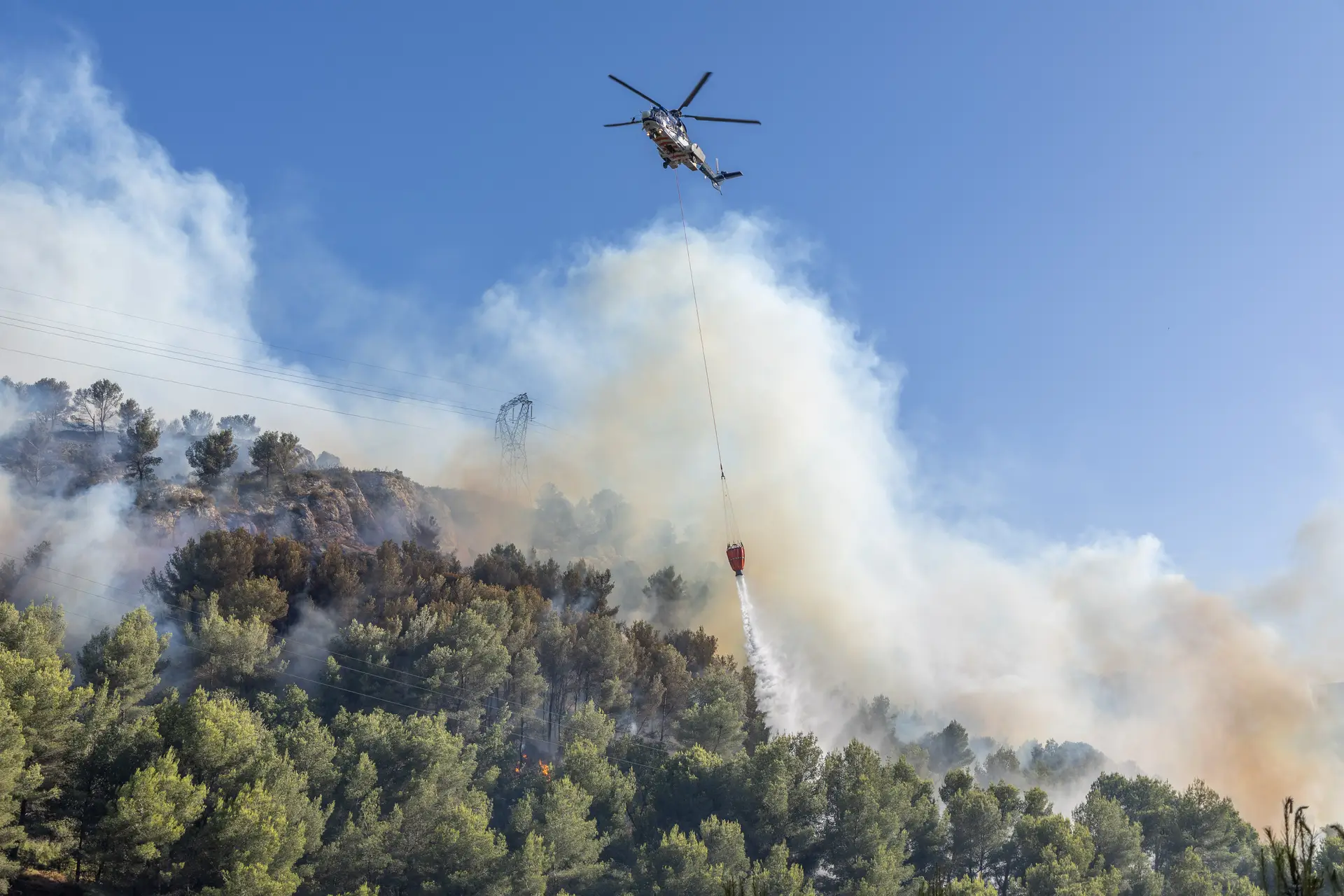 Helicóptero Super Puma no combate um incêndio