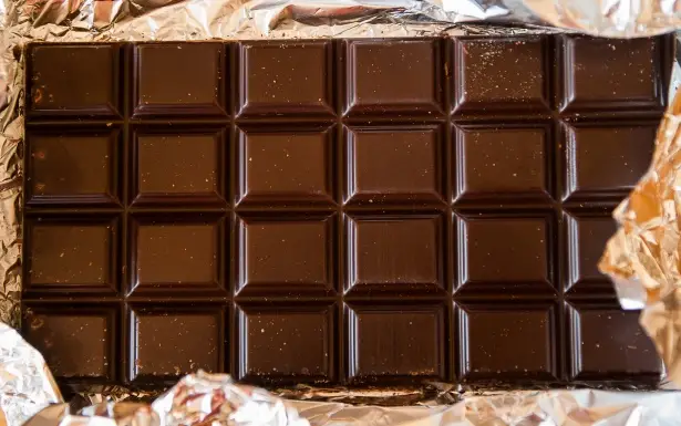 UFC-Que Choisir recomenda moderação no consumo, privilegiando tabletes de chocolate biológico cujo cacau não seja importado da América Latina