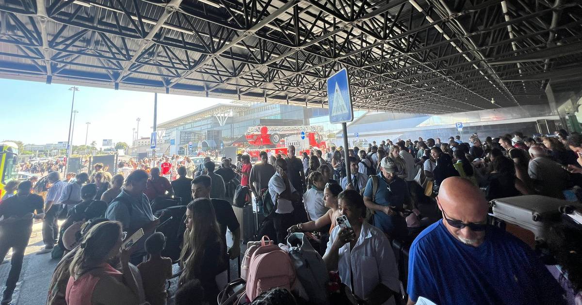 Incêndio na zona das partidas obrigou a evacuar parte do aeroporto de Lisboa: ocorrência já está resolvida, garante a ANA