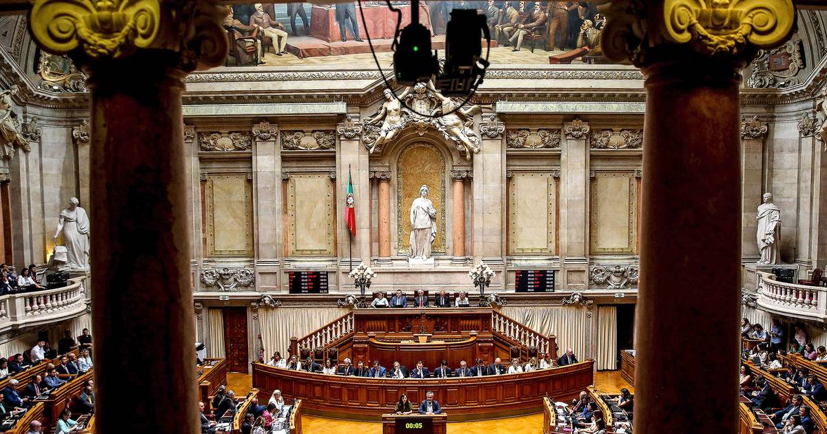 Portugueses identificam-se com a Constituição e querem uma revisão “sem rutura”