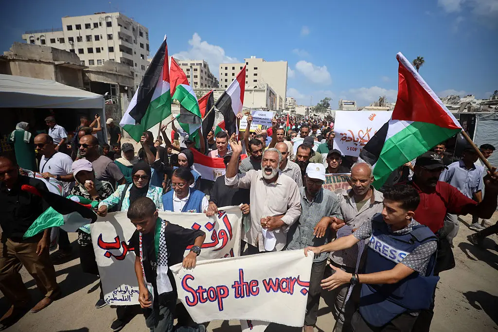 Palestinianos participam num protesto na cidade de Gaza, contra a guerra em curso, a 21 de agosto de 2025. No dia anterior, o ministro da Defesa de Israel aprovara um plano militar para conquistar a cidade