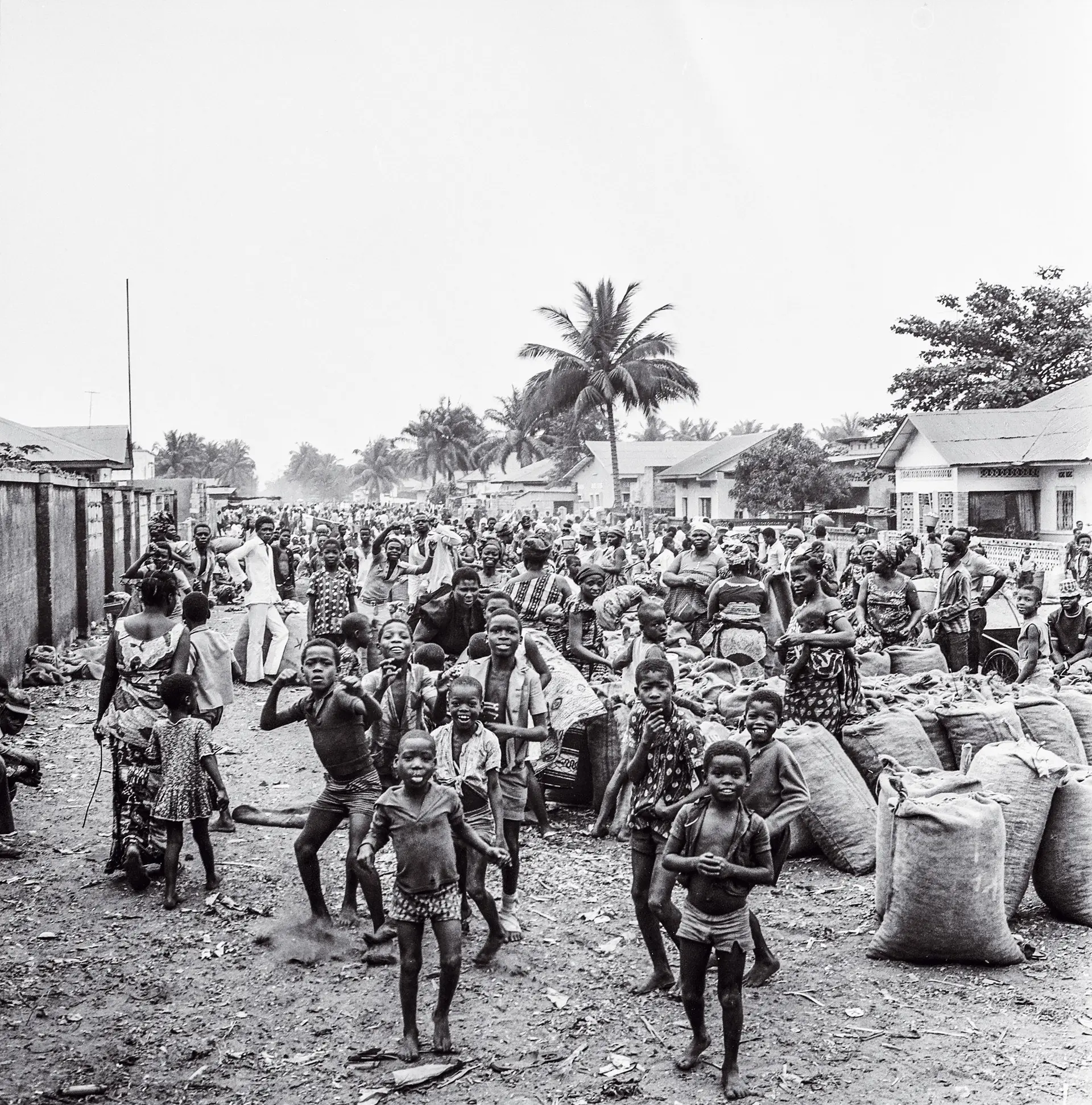 Rua de Kinshasa, no Zaire (hoje República Democrática do Congo), em 1973. O protagonista do livro de 1979 não se ilude com um regime liderado por um Presidente que lembra Mobutu Sese Seko