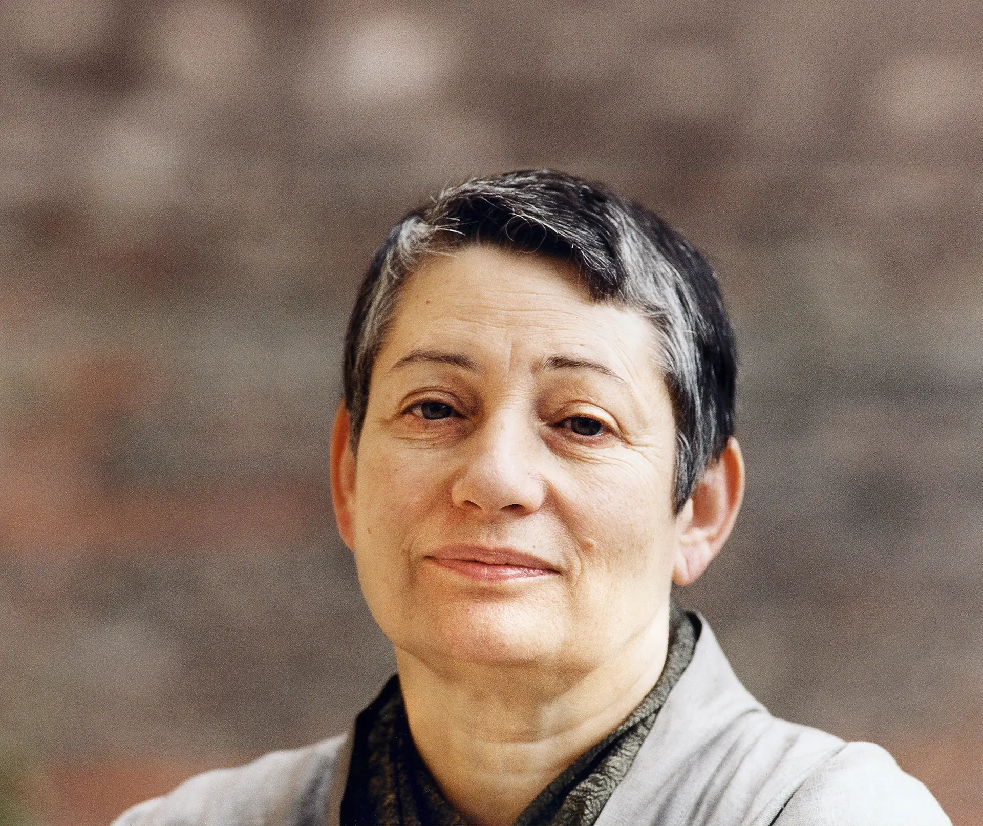 Ludmila Ulitskaya (Rússia, 1943) num retrato de 2001, quatro anos após a edição de “Funeral Divertido”