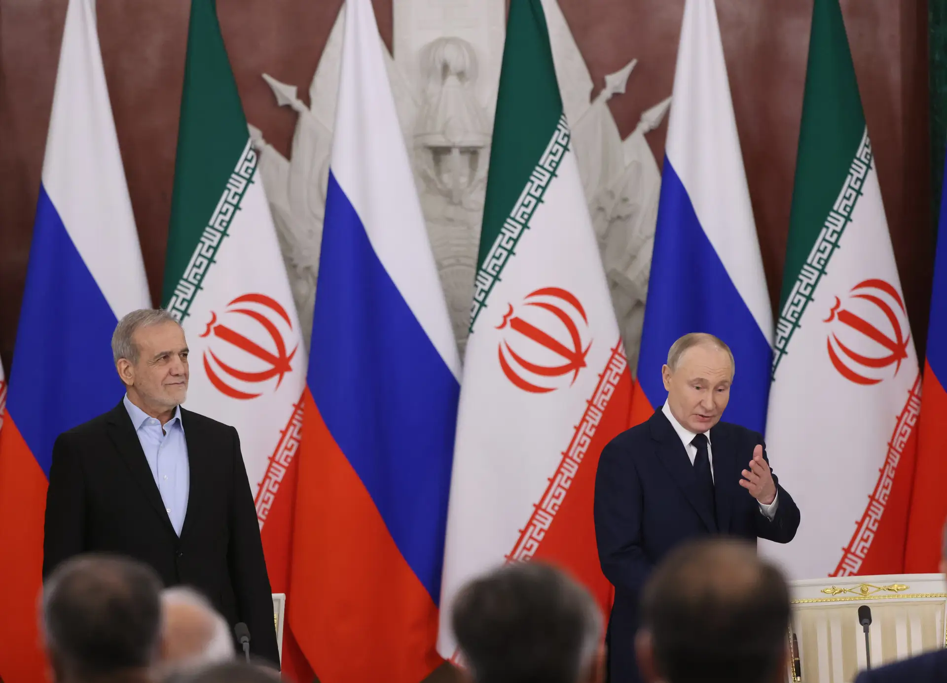O Presidente russo, Vladimir Putin, e o Presidente iraniano, Masoud Pezeshkian, durante encontro no Palácio do Kremlin, em janeiro de 2025, em Moscovo