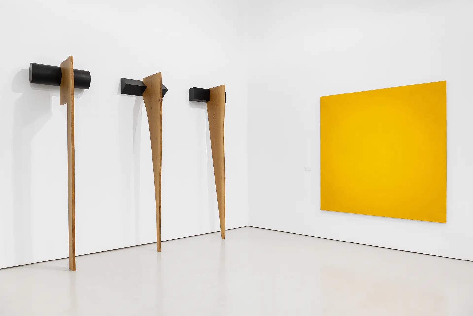 Obras de António Bolota (à esq.) e Rui Toscano (à dir.) na entrada da exposição “Quem Onde”