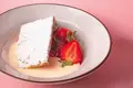 Morangos, creme inglês e massa folhada