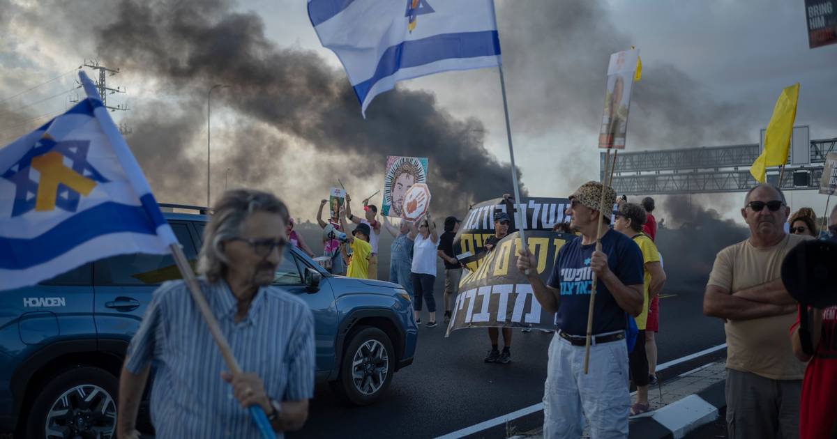 Manifestantes bloqueiam estradas em Israel para exigir fim da guerra na Palestina e retorno dos reféns: "O Governo abandonou-os"