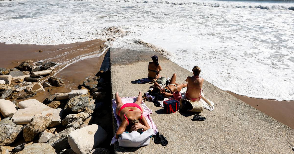 Época balnear arranca esta sexta-feira em 13 praias de Cascais e quatro da Madeira