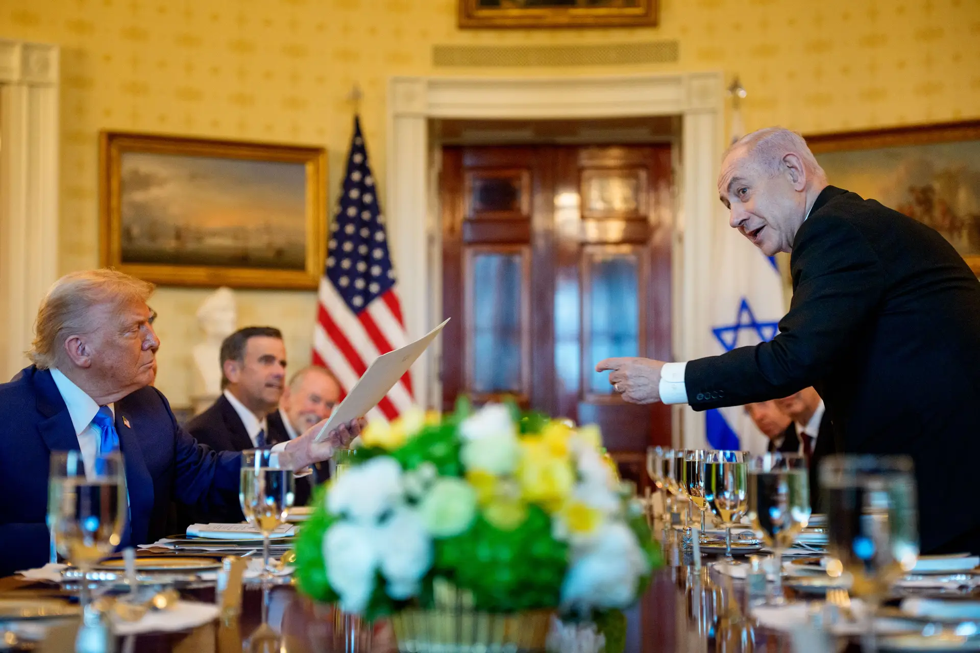 Donald Trump recebe das mãos de Benjamin Netanyahu uma carta que o primeiro-ministro israelita enviou ao Comité do Nobel