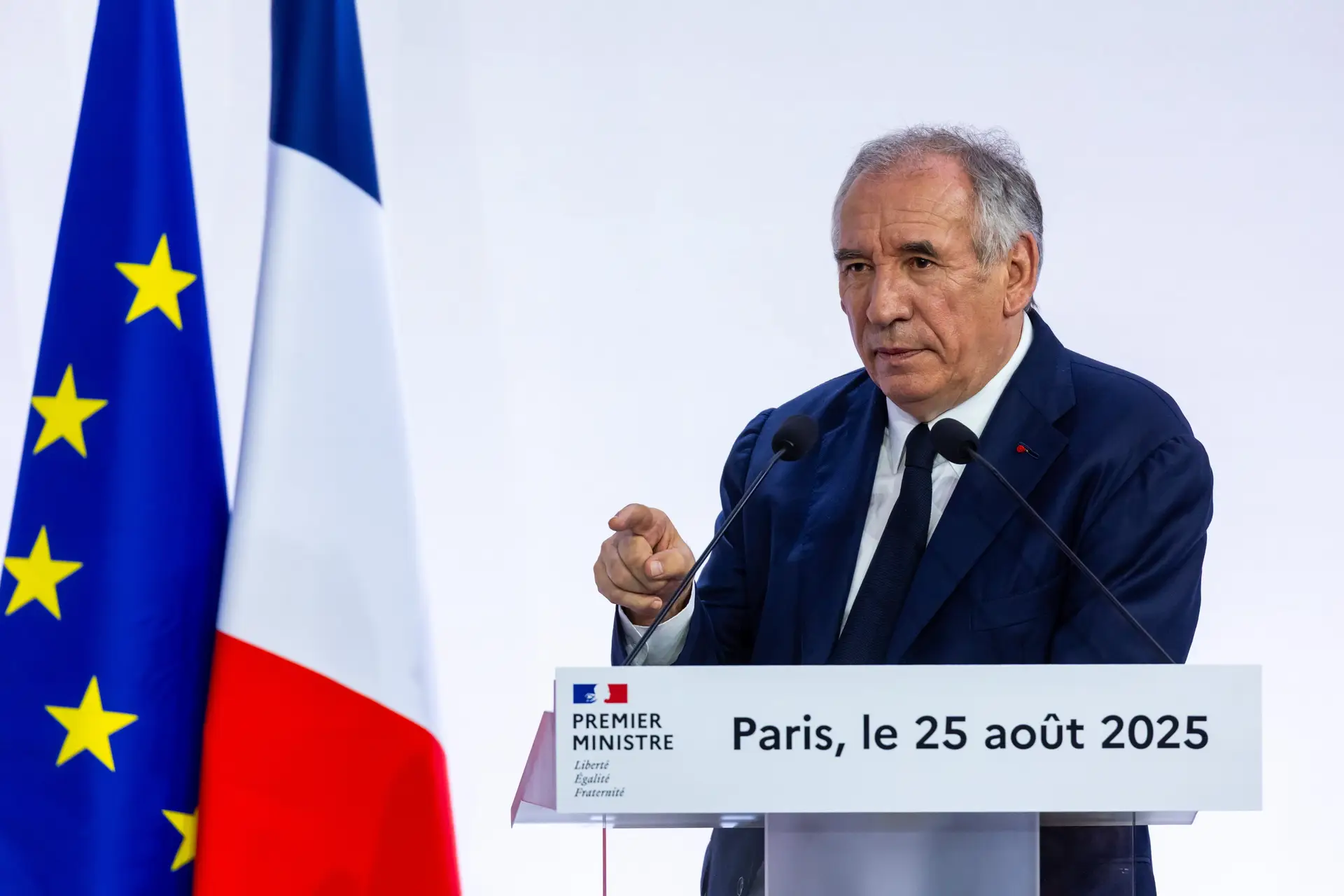 Primeiro-ministro francês François Bayrou durante uma conferência de imprensa de apresentação das principais medidas que constam do seu projeto de lei das finanças