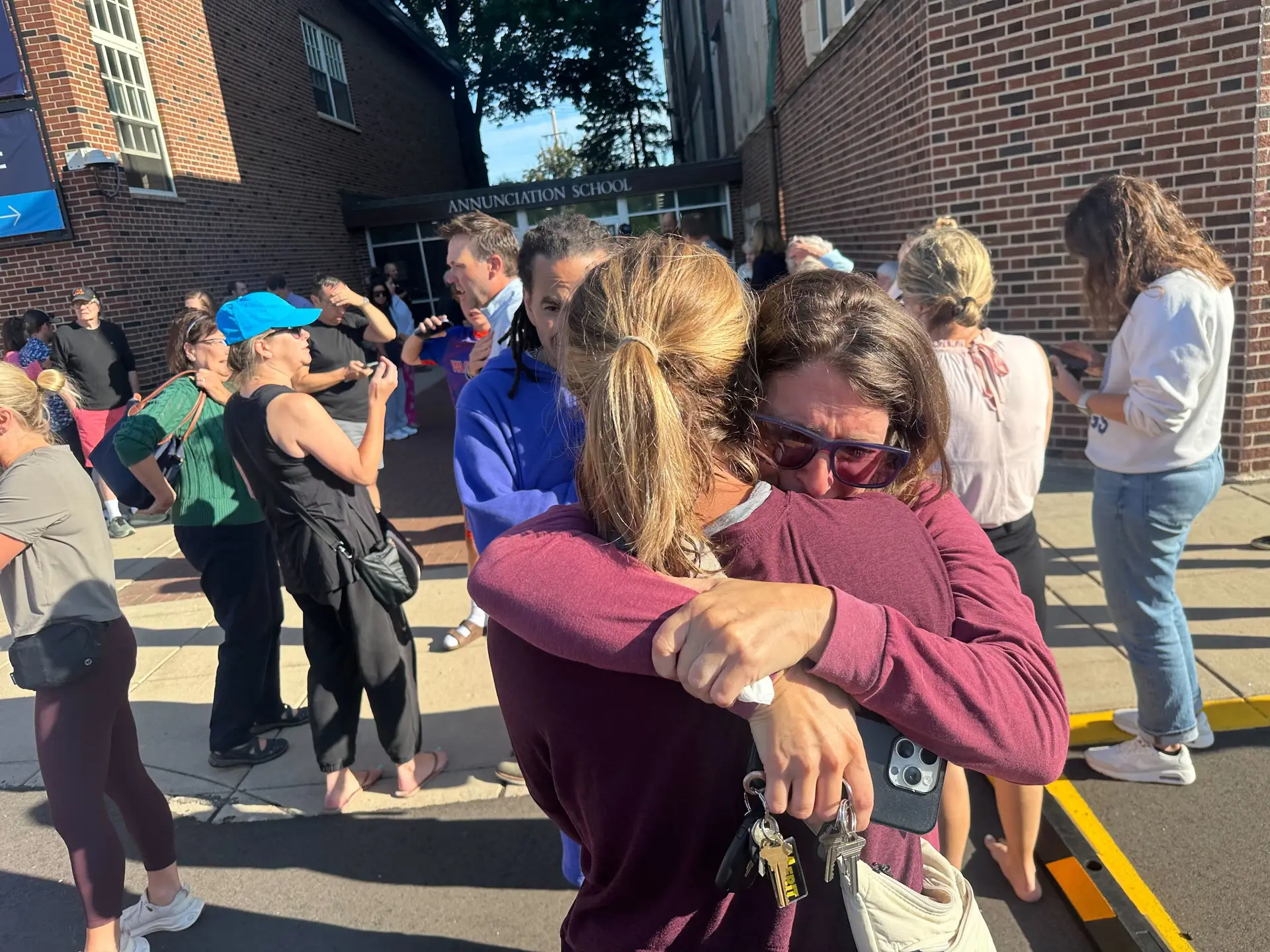 Pais aguardaram por notícias sobre o estado dos filhos após o tiroteio numa escola católica, esta quarta-feira, em Minneapolis, nos Estados Unidos