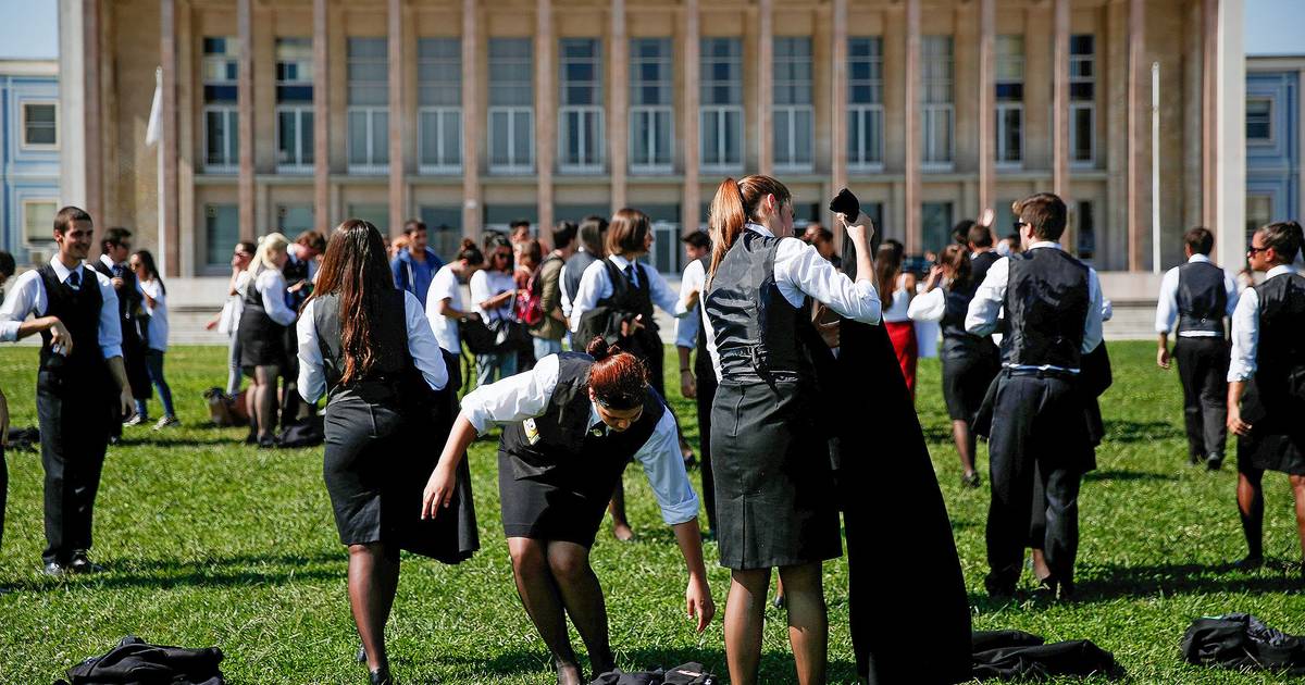 Estudantes rejeitam proposta do ministro sobre mínimos de numeracia, literacia e inglês para entrar no ensino superior