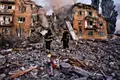 Bombeiros extinguem fogo após ataque russo a Kiev