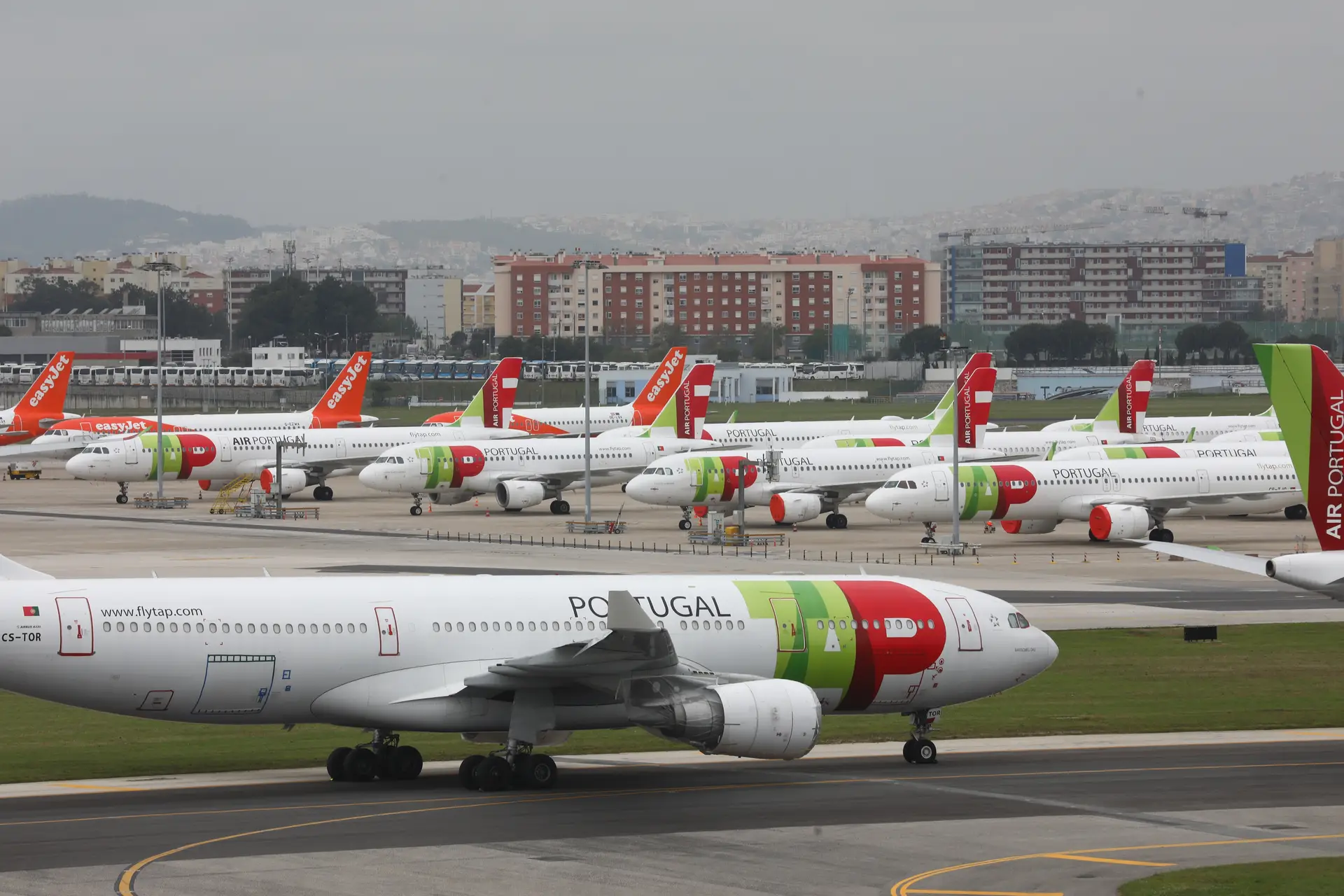 Aeroporto de Lisboa ultrapassa limite de voos em 28% do tempo: houve um dia com 699 voos