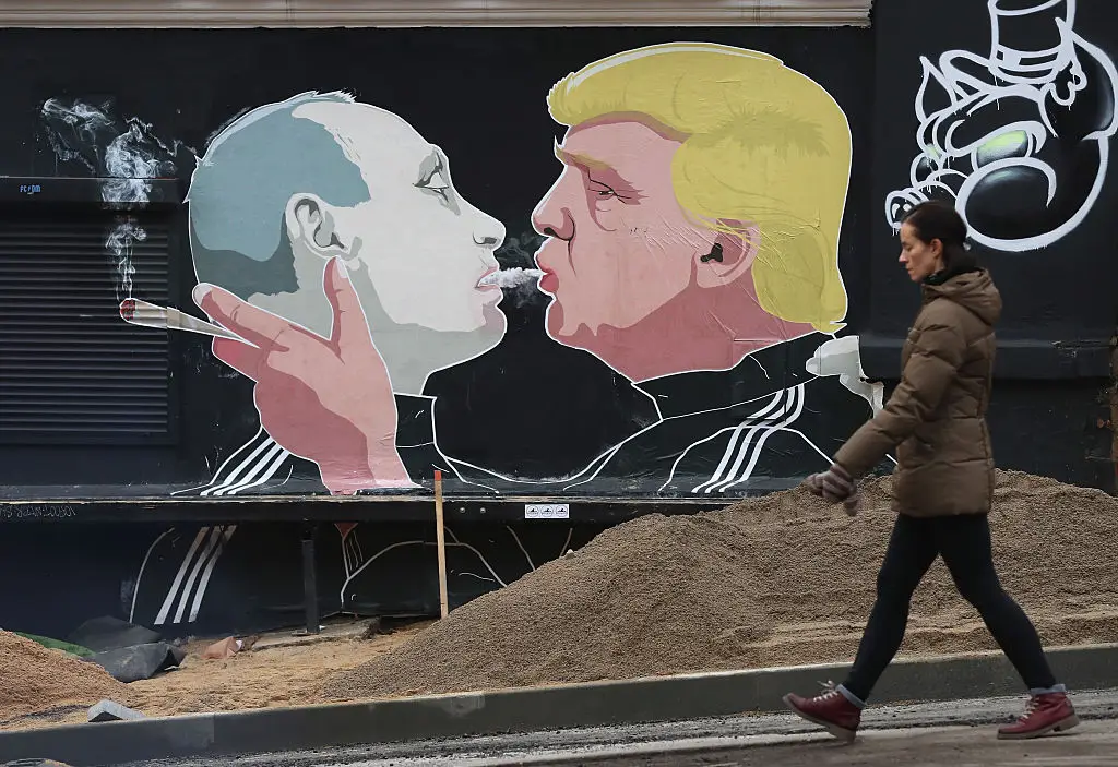 Mural de Donald Trump e Vladimir Putin, numa parede de Vilnius, na Lituânia