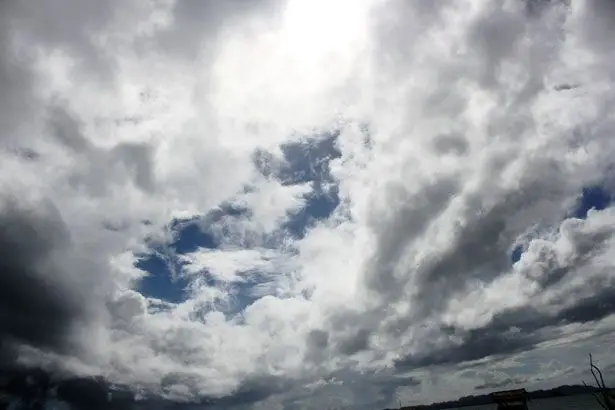 Os valores deverão situar-se entre os 17 e os 27 graus, com mínimas sem alterações significativas, embora ambas fiquem abaixo do normal para esta época do ano