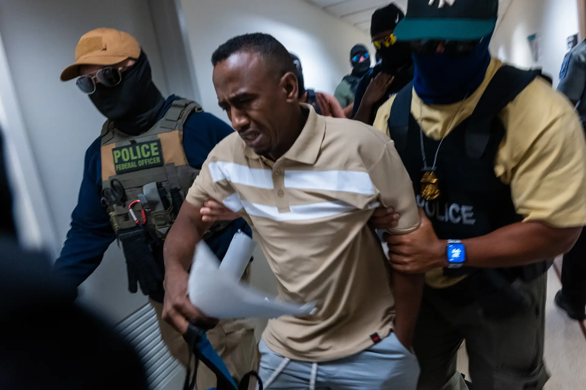Polícia de imigração (ICE) detém pessoa depois de audiência em tribunal nos EUA