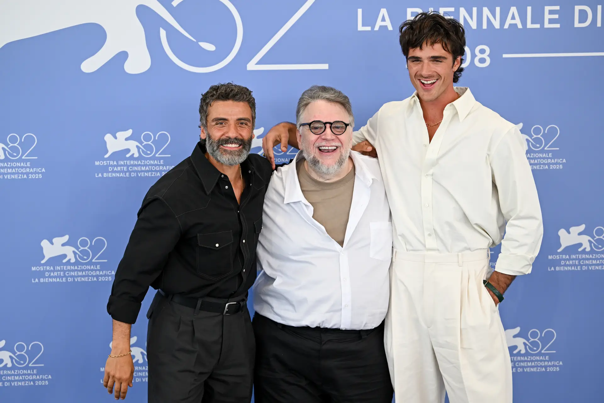 O realizador de "Frankenstein", Guillermo del Toro, com os protagonistas do filme: Oscar Isaac, à esquerda, e Jacob Elordi à direita