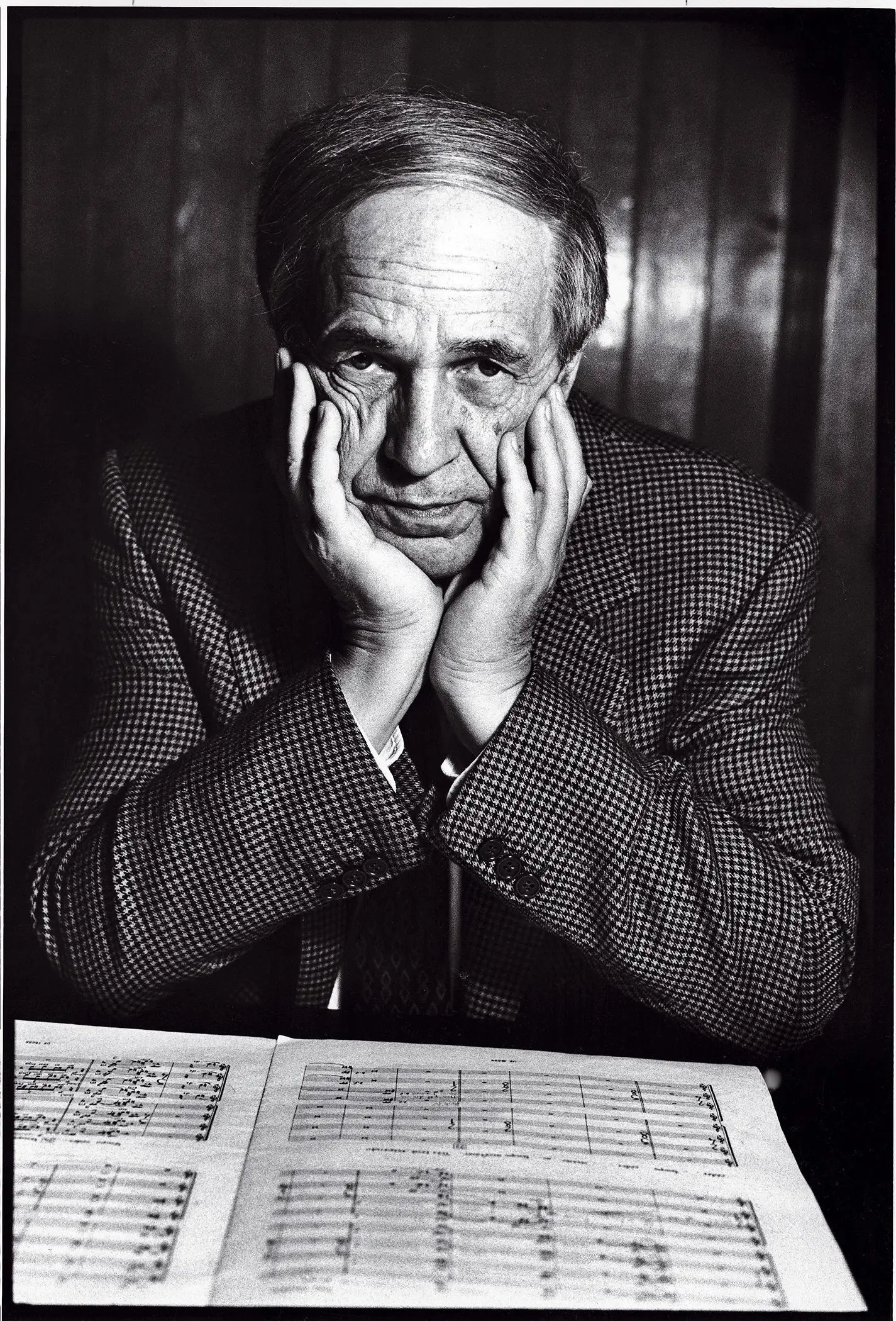 Pierre Boulez com uma partitura, Londres, 1974