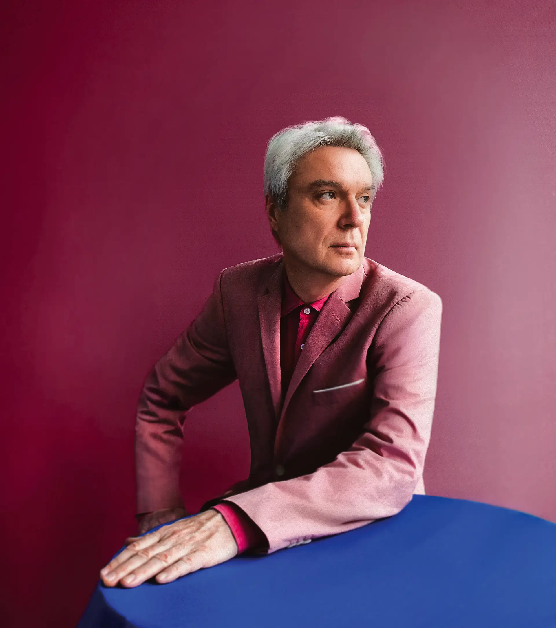 David Byrne, 73 anos. “Who Is the Sky” é o 11º álbum do seu percurso além-Talking Heads