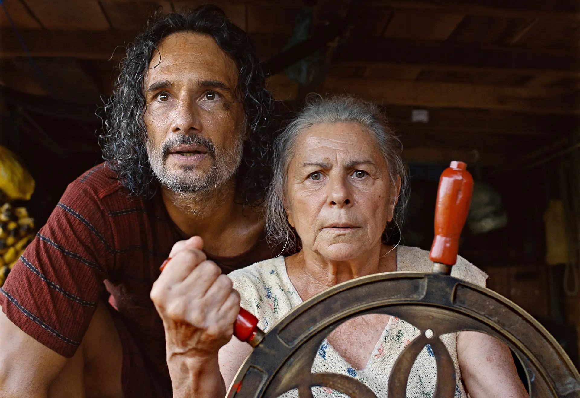 Denise Weinberg (à dir.) é Tereza, personagem que o realizador diz ser inspirada na sua avó. Rodrigo Santoro (à esq.) é o barqueiro Cadu