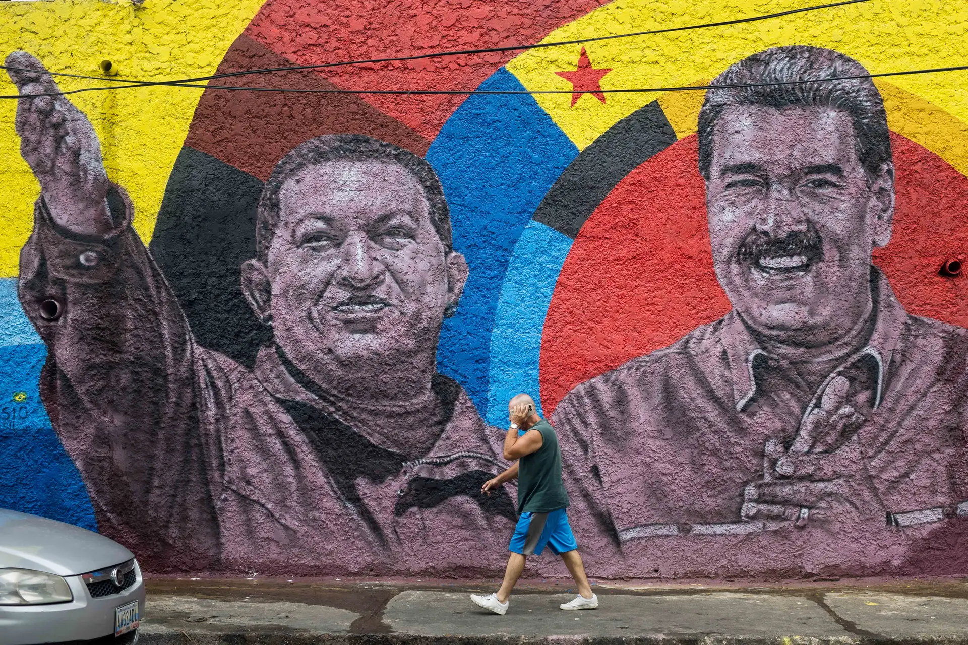 Mural em Caracas com os rostos de Nicolás Maduro e Hugo Chávez