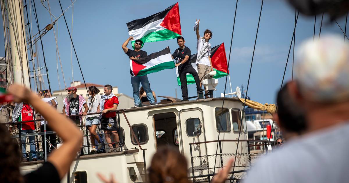 Portugueses da flotilha rejeitam entregar ajuda humanitária destinada a Gaza, que seria distribuída pelo Estado israelita