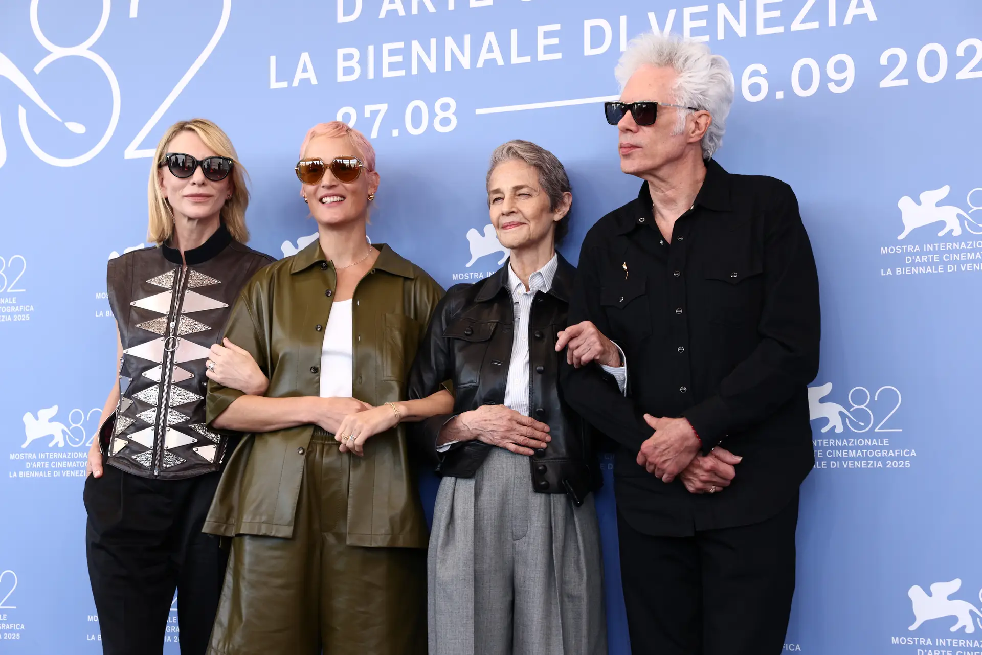 Jim Jarmusch com o elenco de “Father Mother Sister Brother”: Cate Blanchett, Vicky Krieps e Charlotte Rampling, da esquerda para a direita
