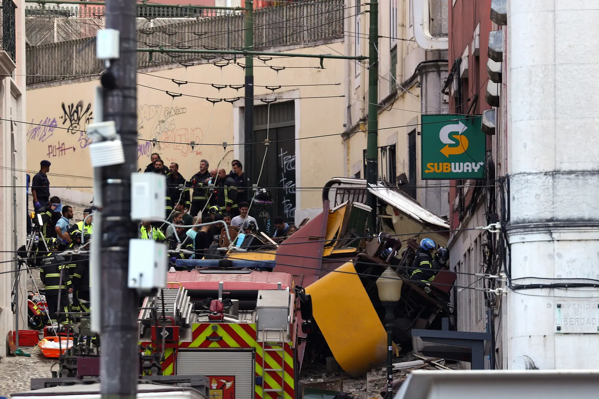 Acidente no elevador da Glória: há a registar 15 mortos e 18 feridos, cinco dos quais graves