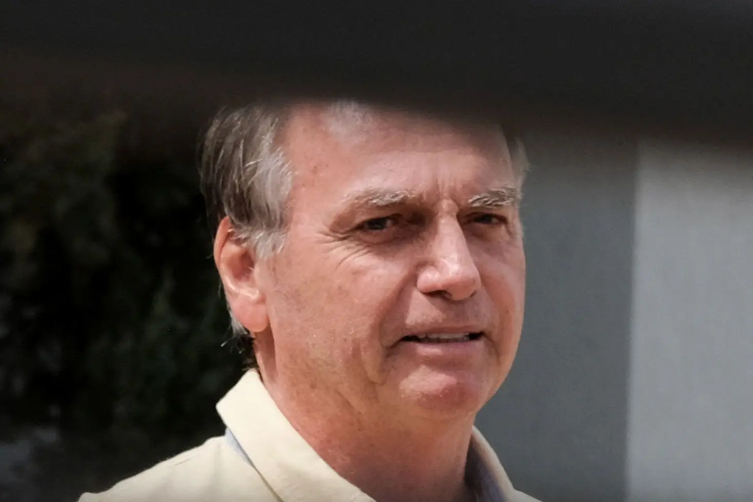 Jair Bolsonaro fotografado em sua casa, onde se encontra em prisão domiciliária