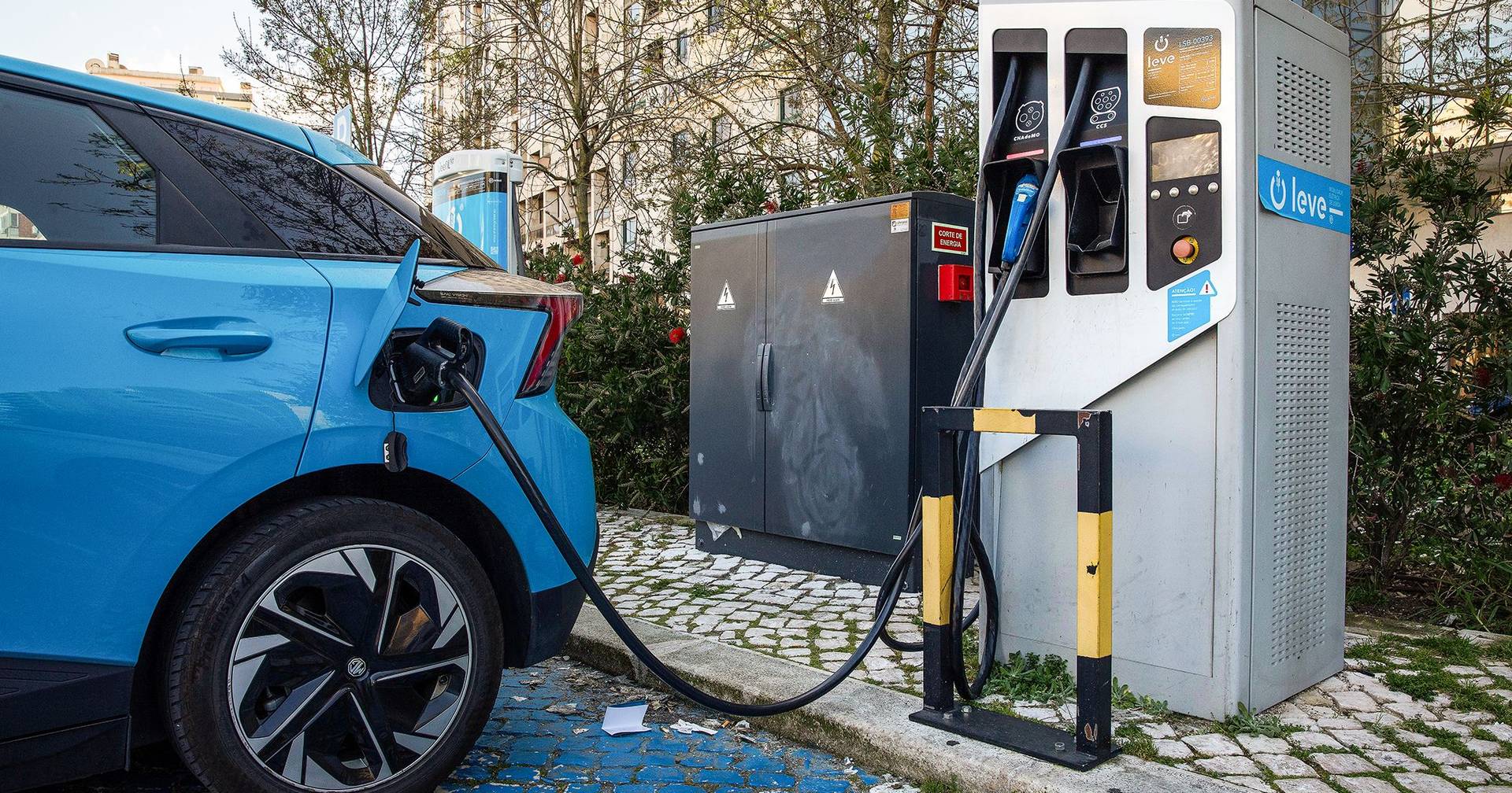 Featured image for article: Petition Calls for Electric-Only Vehicle Zone in Central Lisbon, Impacting Property Access and Values