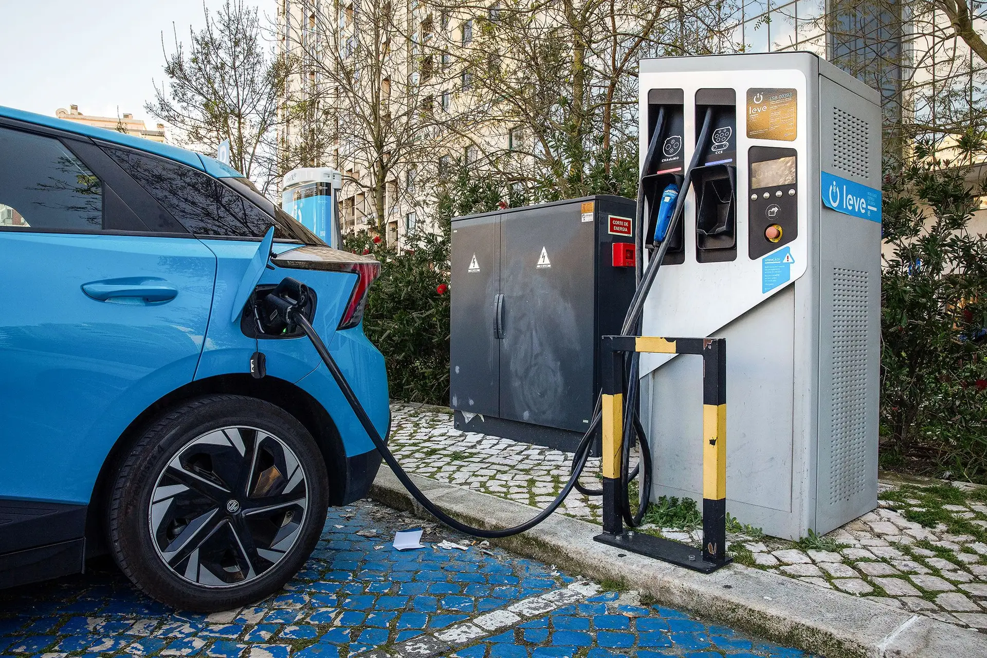País soma mais de 14.800 tomadas para carros elétricos no espaço público
