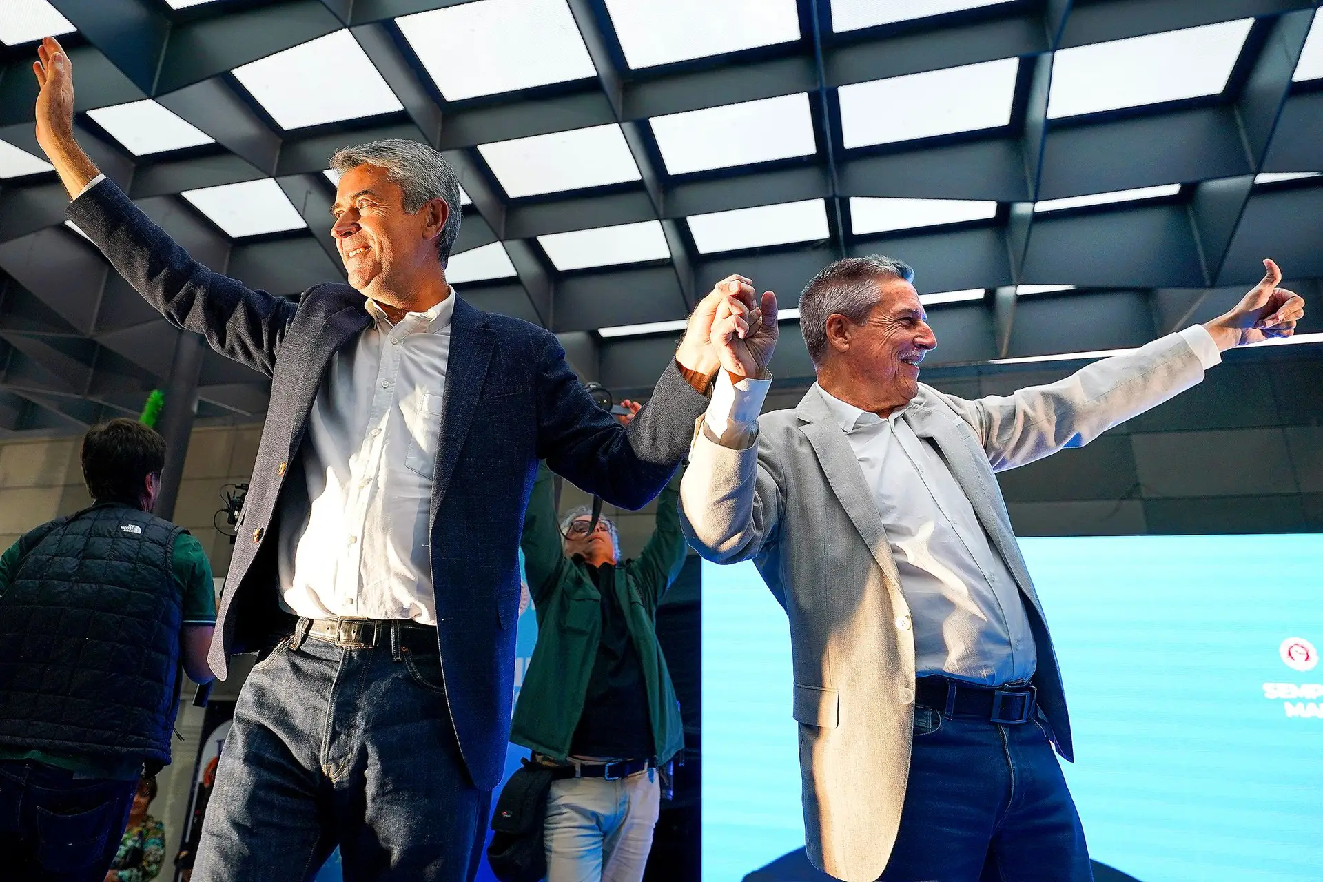 José Luís Carneiro com o candidato do PS a Ribeira de Pena, João Noronha