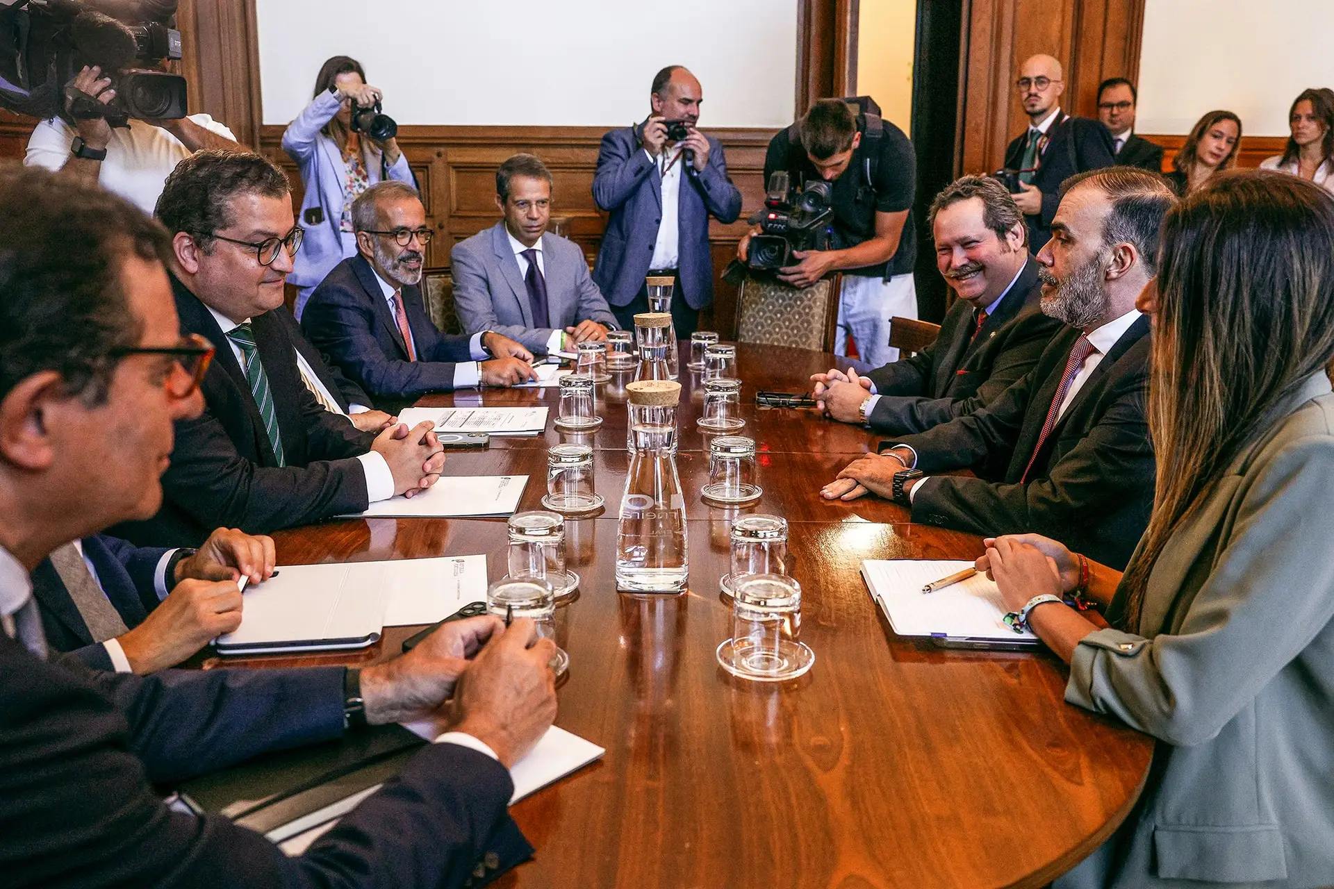 Miranda Sarmento e outros ministros na reunião com o grupo parlamentar do Chega