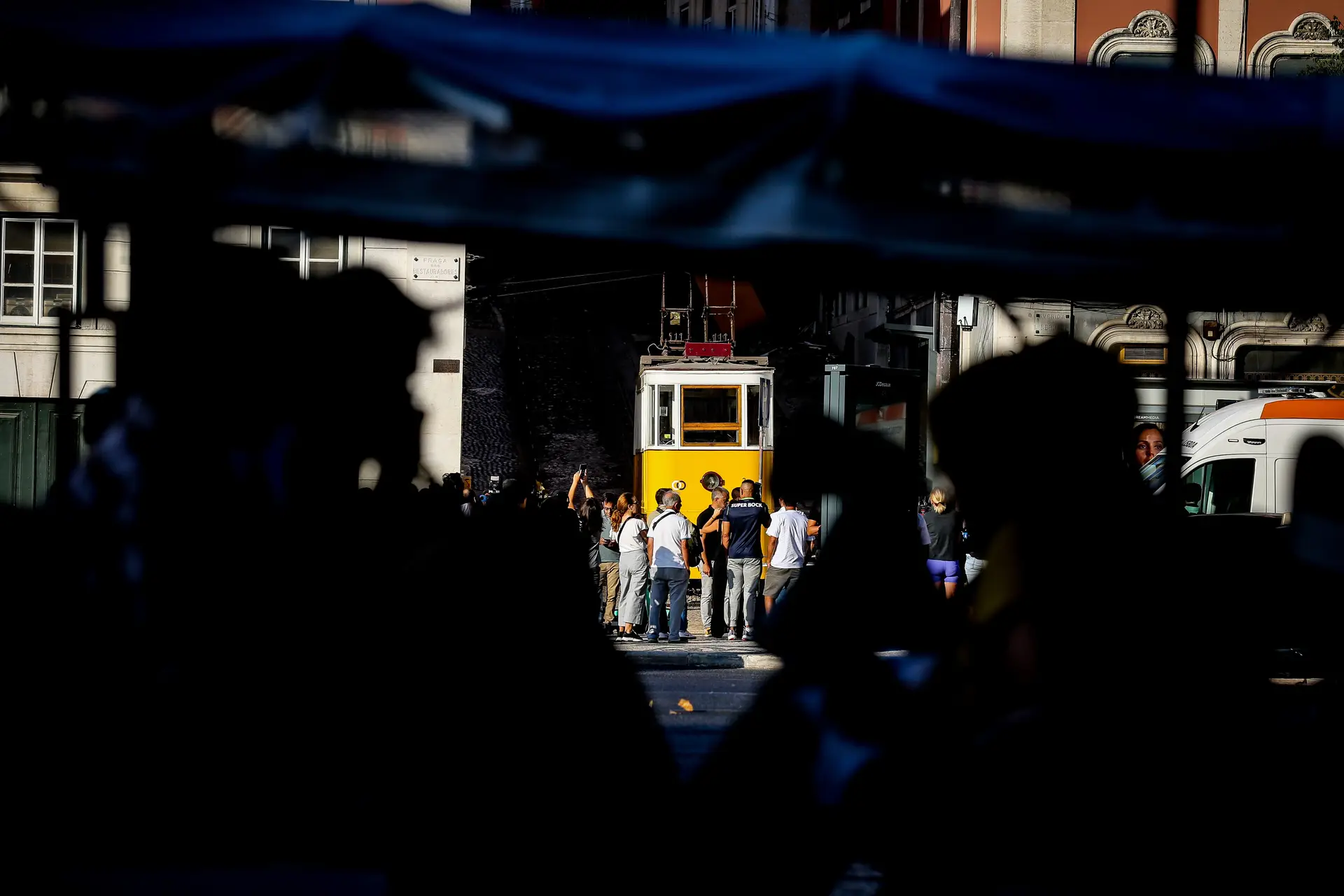 O elevador da Glória, que desceu atrás da cabine que travou, avançou a grande velocidade, descarrilou e tombou numa curva, tendo embatido num prédio e ficado totalmente destruída