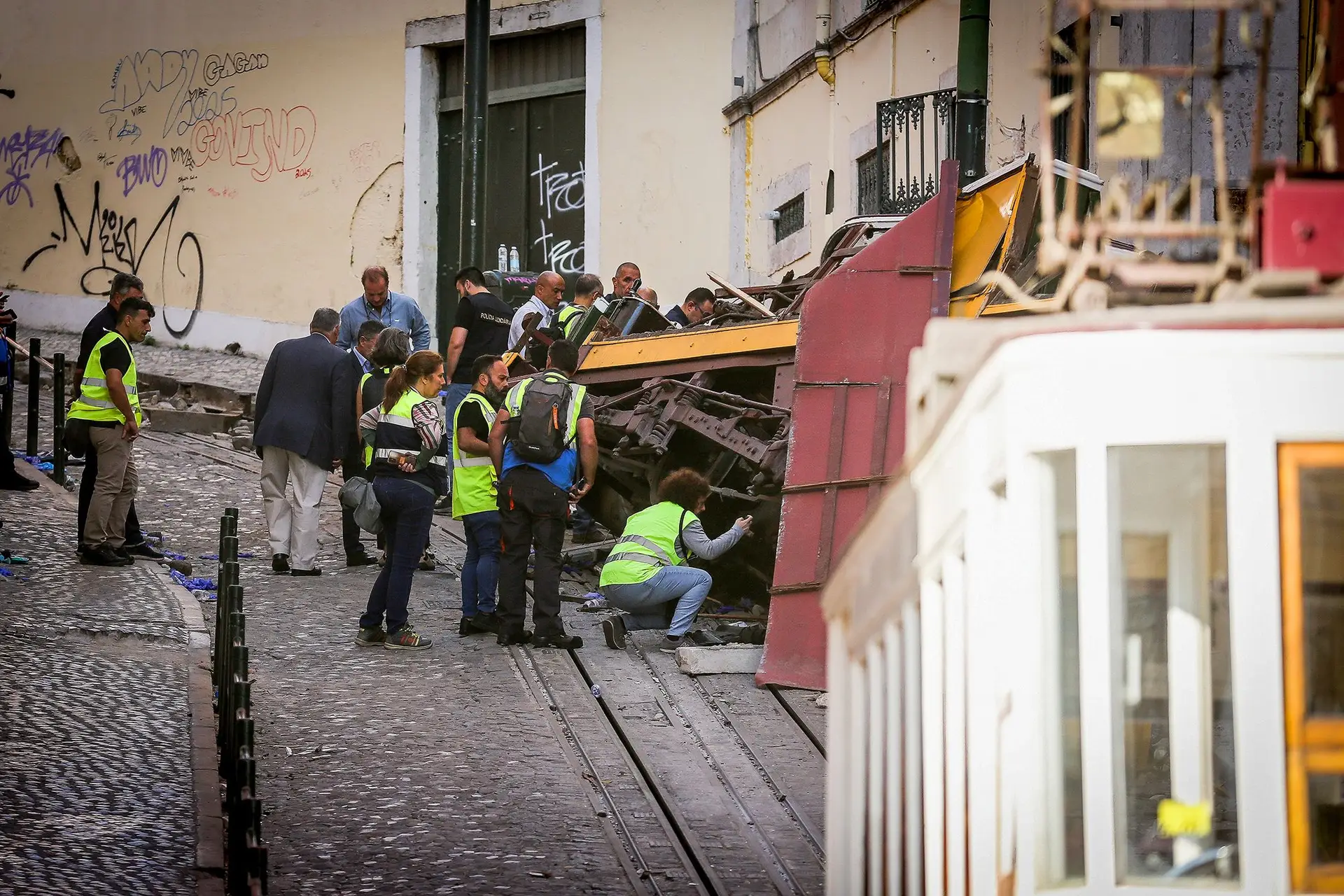 Ascensor descarrilou na quarta‑feira à tarde, numa curva, embatendo num prédio na Calçada da Glória, em Lisboa