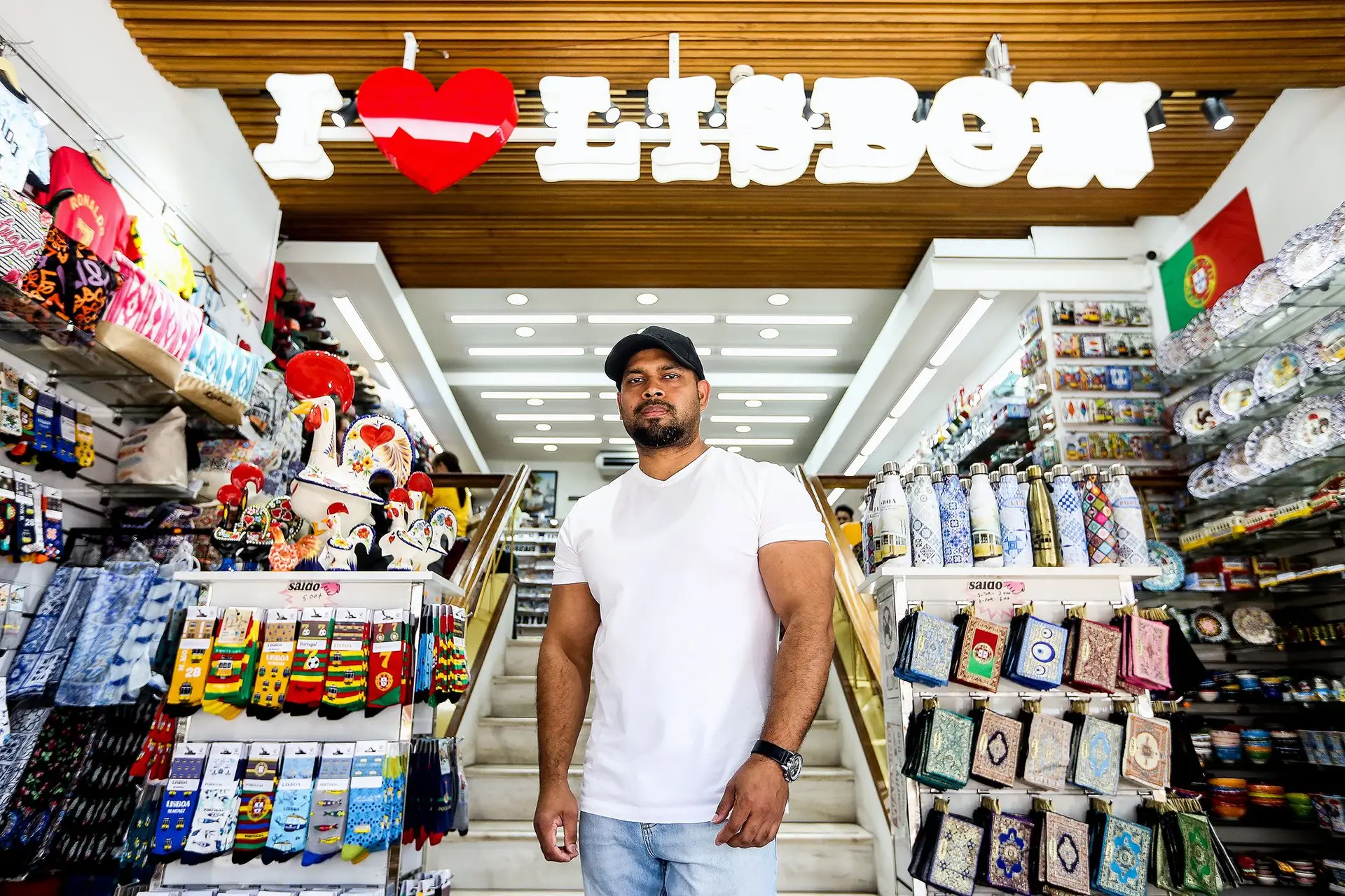 Farid Shovro é um imigrante do Bangladexe e foi das primeiras pessoas a chegar ao local do acidente. Filmou os momentos iniciais e ajudou a acalmar uma criança de três anos