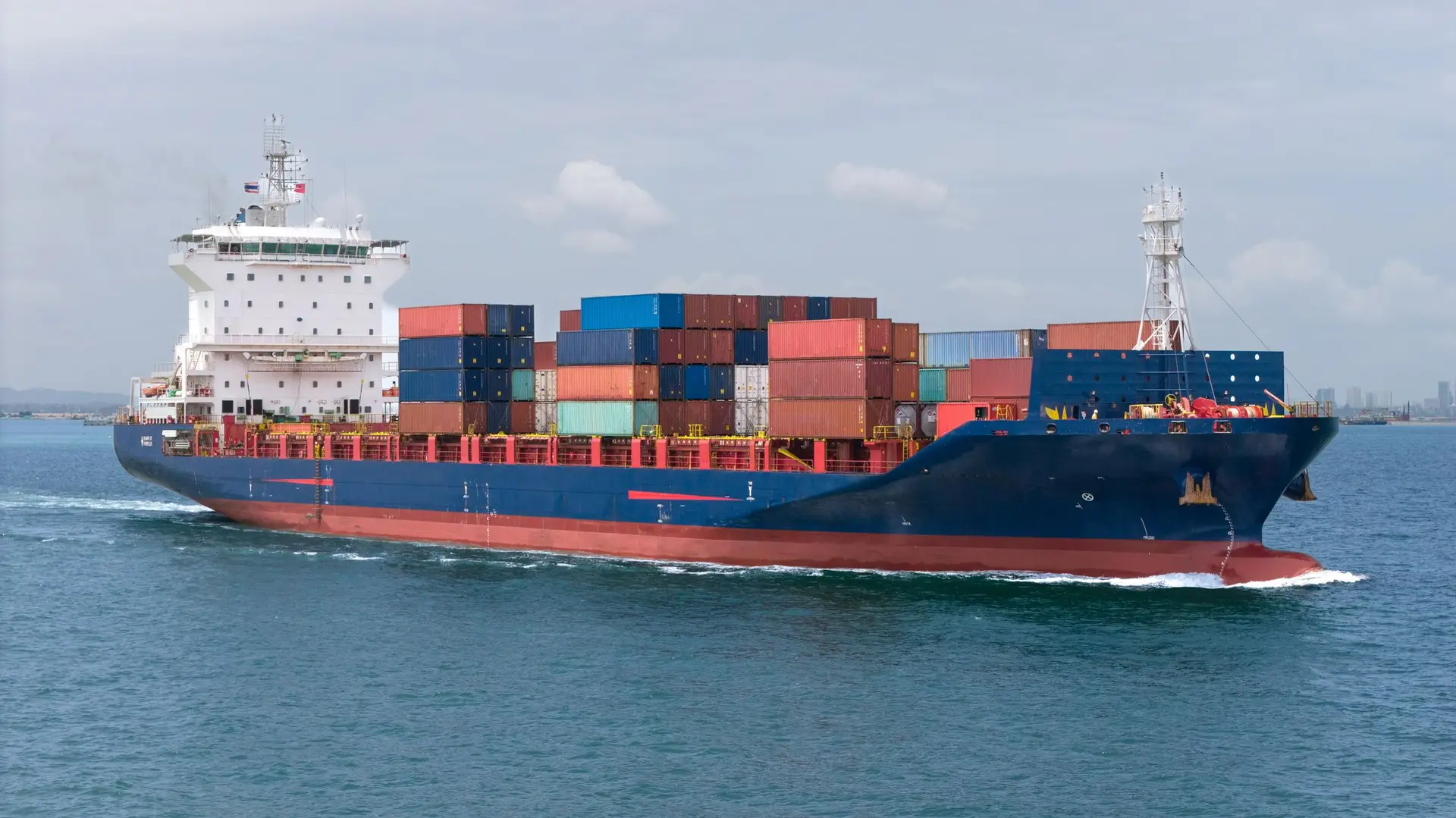 Homens armados capturaram navio mercante na costa algarvia