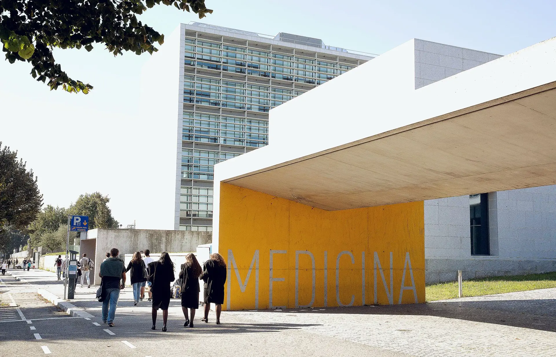 Faculdade de Medicina do Porto abriu este ano 37 vagas especiais para licenciados, mas só sete candidatos tiveram a nota mínima para entrar
